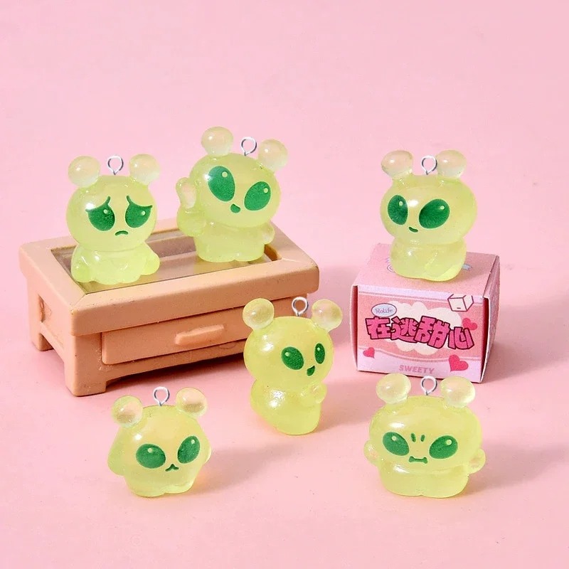 Art Craft Items - จี้เรซิ่นรูปเอเลี่ยนสีเขียวขนาดเล็กเรืองแสง 10 ชิ้น น่ารักแบบแบน สำหรับทำเครื่องประดับ DIY